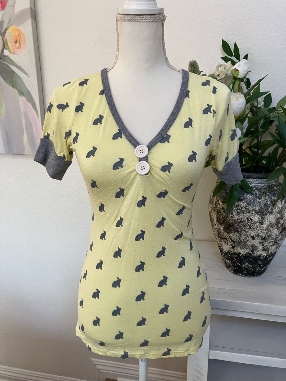 Y2k Women's Juniors Yellow V-Neck Short Sleeve Top with Gray Trim